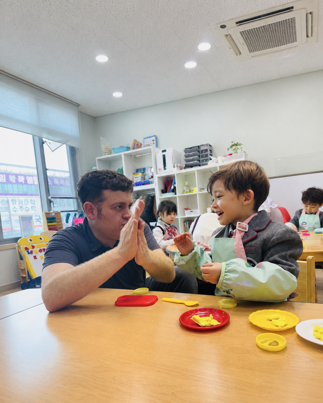 편안한 교실에서 즐겁게 활동하는 아이