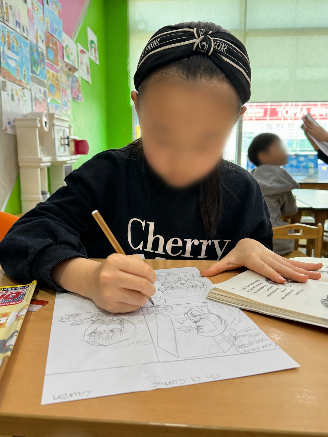 문단 글쓰기를 하는 초등 학생